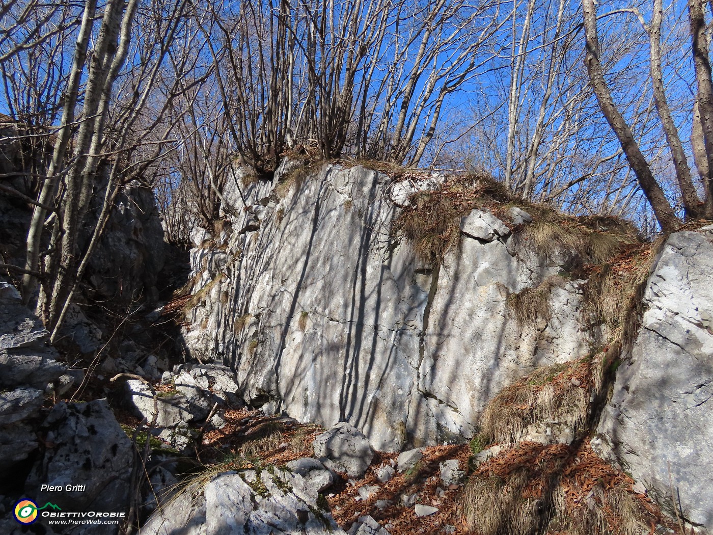 17 Profonda e lunga spaccatura nella montagna.JPG